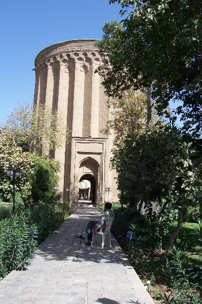 ../Images/100_2830 Teheran Rayy - Mausoleum des Toghrul Bey.jpg